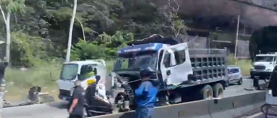 Reportan lesionados tras choque entre dos volquetas en carretera Los Chorros
