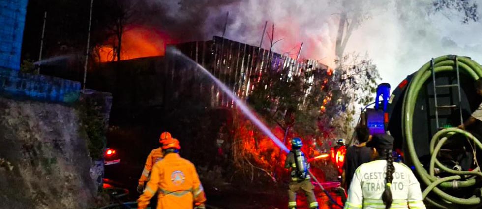 Confirman que voraz incendio en chatarrera de Colón no dejó víctimas