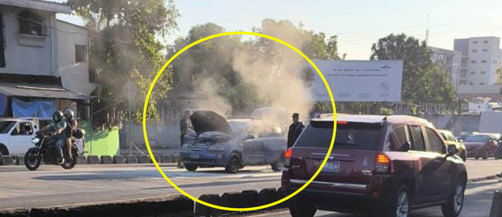 Reportan conato de incendio en un vehículo sobre la alameda Juan Pablo II