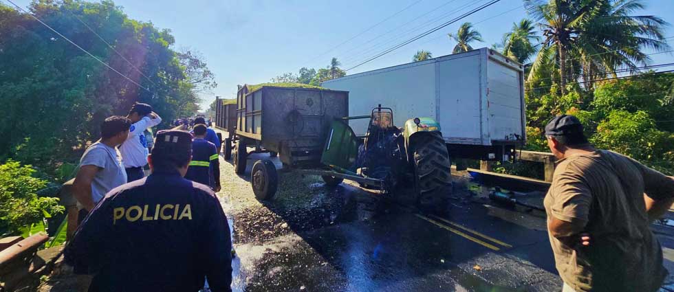 Camión y tractor colisionan en la carretera Litoral y bloquean el paso