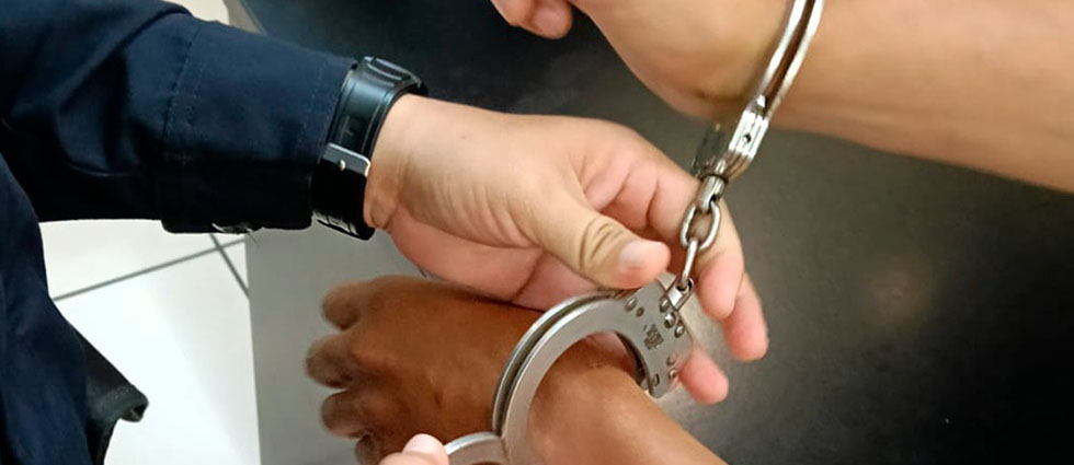 Dan medidas alternativas a sujeto tras incumplir órdenes de protección a favor de su expareja