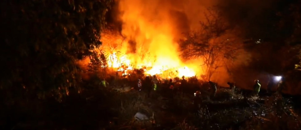 ¡Bomberos sofocan voraz incendio en Soyapango!