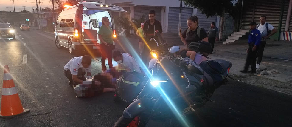 Un hombre y una mujer resultan lesionados tras ser embestidos en transitada calle capitalina