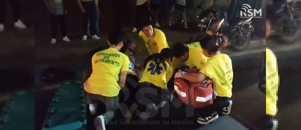 Pareja de motociclistas se accidenta al derrapar por aceite derramado en el bulevar Venezuela