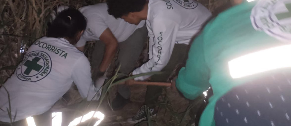 Rescatan a persona que cayó a un barranco en Santa Ana