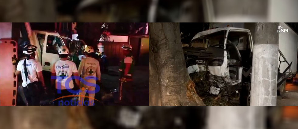 Motorista pierde el control y choca contra un árbol dejando a tres lesionados en Santa Tecla