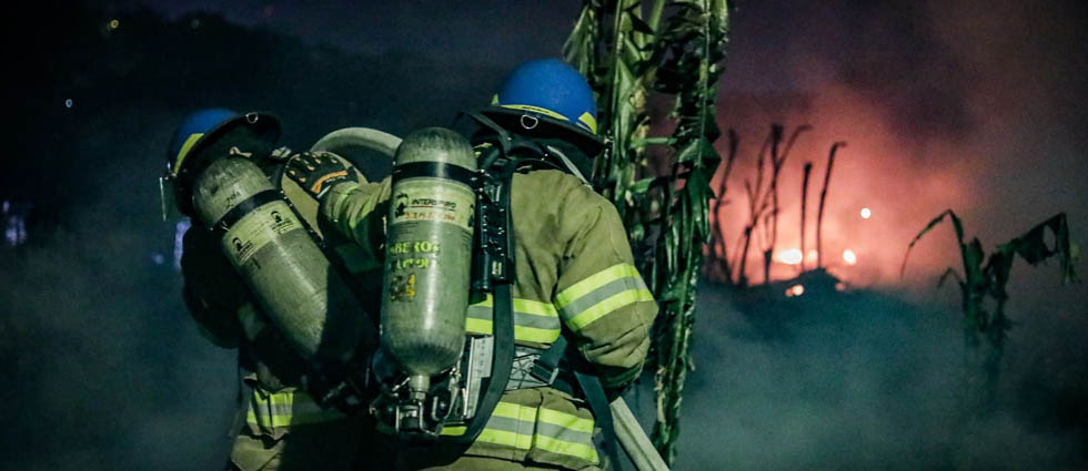 Bomberos sofocan incendio en terreno con abundante maleza seca en San Martín