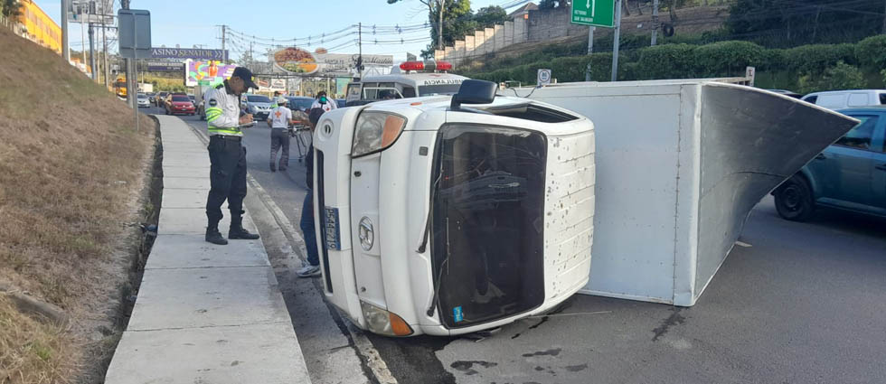 Camión vuelca carretera al puerto de La Libertad