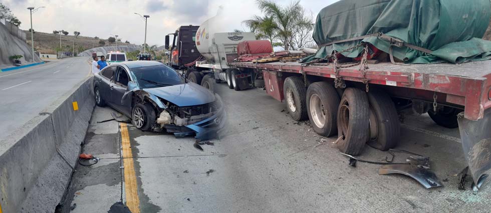 Sedán impacta contra una rastra carretera al puerto de La Libertad