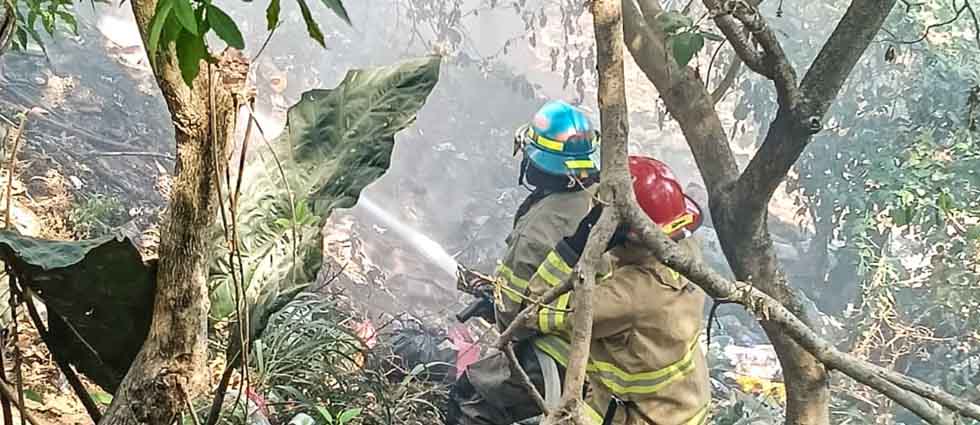 Sofocan incendio en predio utilizado para arrojar desechos en Ciudad Delgado