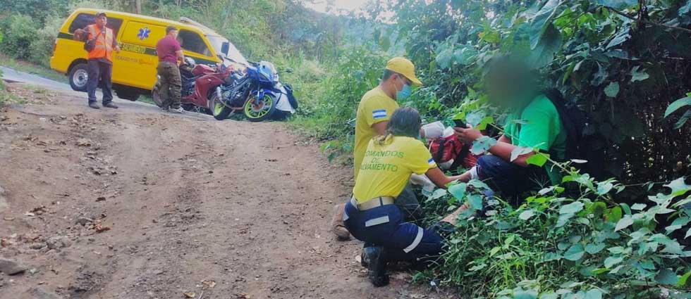 Auxilian a motociclista que se accidentó carretera al Boquerón