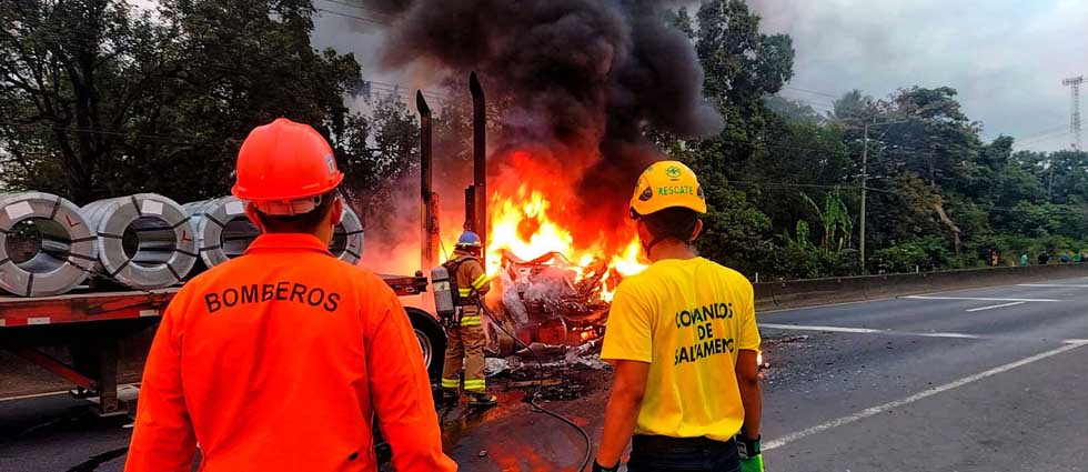 ¡Rastra se incendia en plena marcha en Izalco!