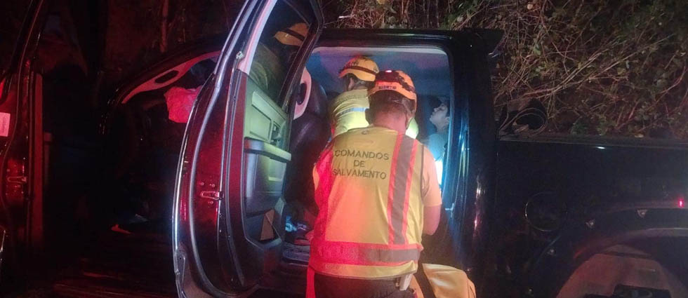 Rescatan a dos mujeres tras quedar atrapadas en el vehículo por un accidente vial en Izalco