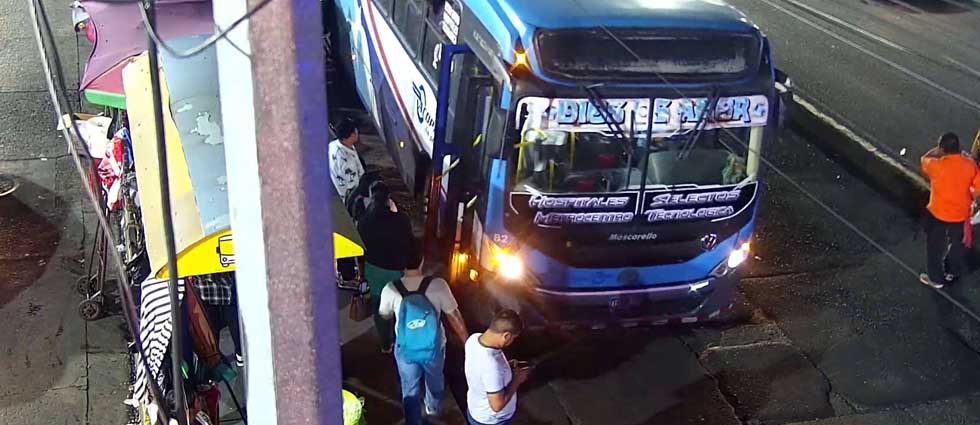 Adulta mayor lesionada tras caer del transporte público en el bulevar del Ejército