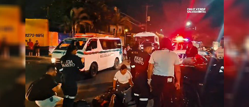 Auto embiste a motociclistas y una mujer acaba en el capó del auto en Ayutuxtepeque