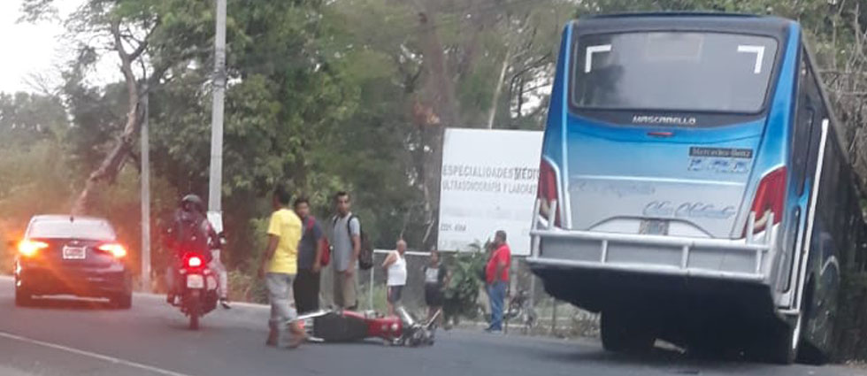 Autobús se estrella contra vivienda por evitar arrollar a motociclista que hizo un giro indebido en El Paisnal