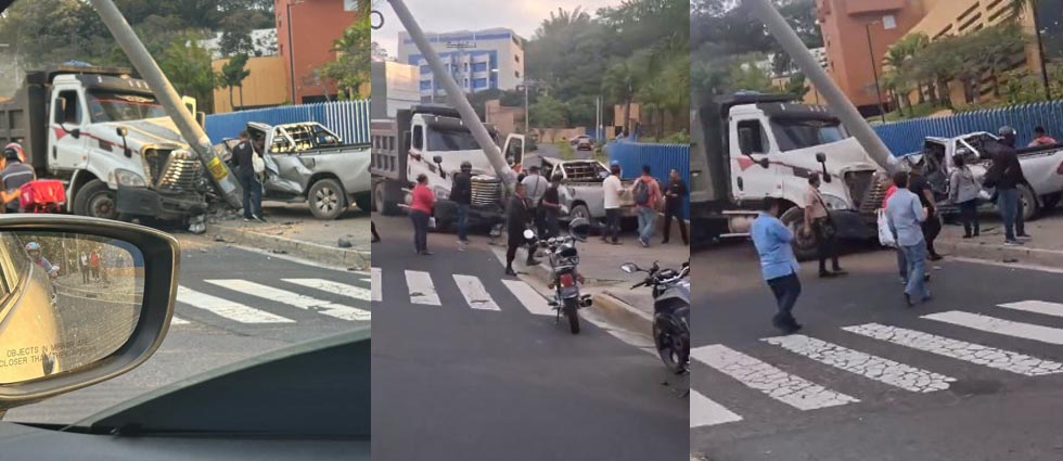 Volqueta y camión impactan contra un poste en el bulevar Orden de Malta