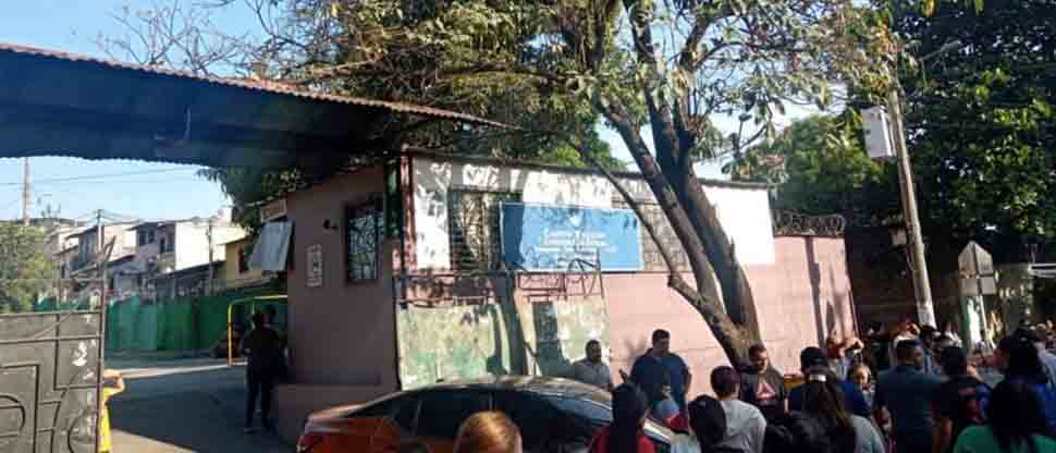 Conductor pierde el control y lesiona a un vigilante en Soyapango