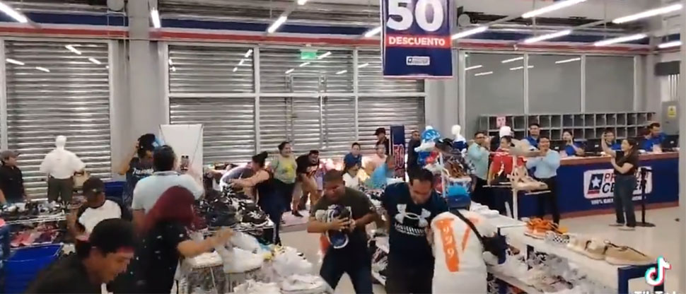 Avalancha de usulutecos se pelea los mejores artículos en apertura de tienda de ropa usada