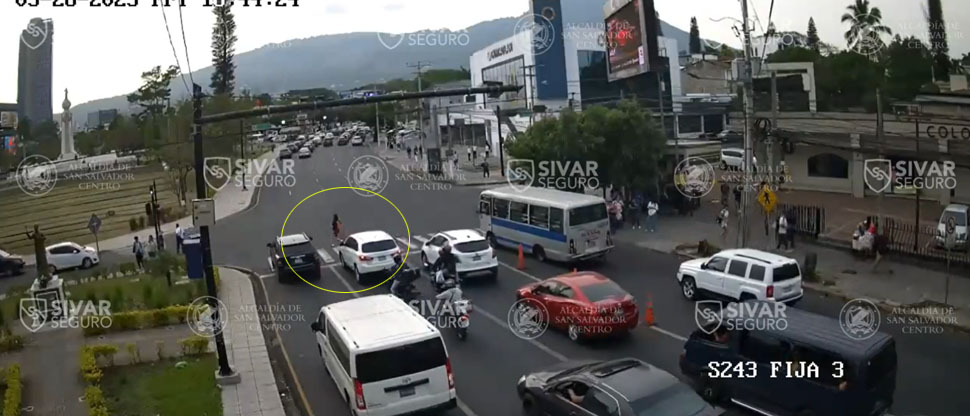 Captan cuando un camioneta embiste a señorita por no darle prioridad al peatón en el paso cebra