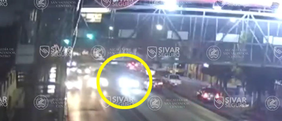 Captan instante cuando carro atropella a peatón cerca de una pasarela