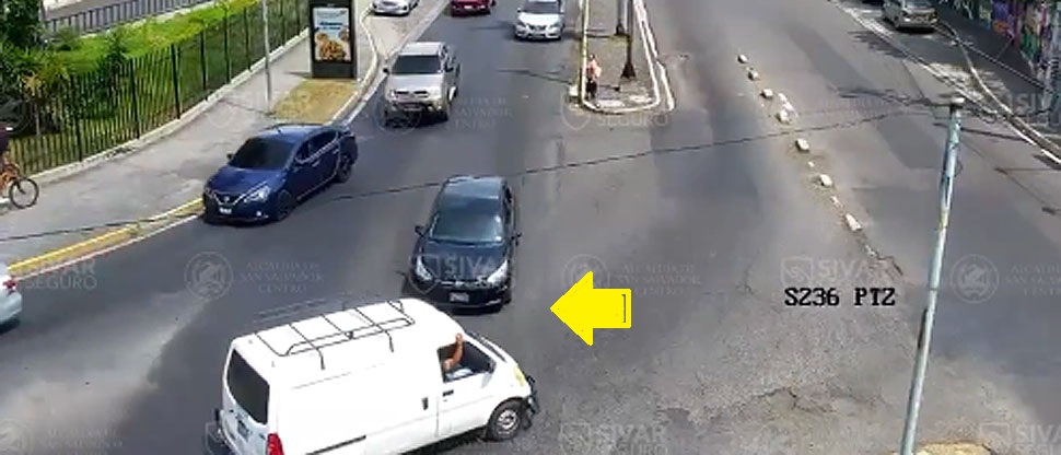 Conductor realiza cruce y su maniobra termina en accidente