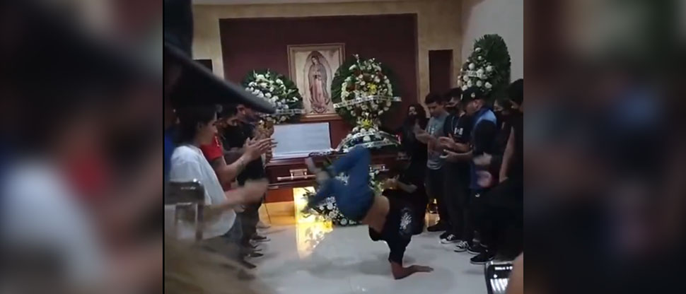 “Breakdancers” sacan los pasos prohibidos para despedir a su amigo en velorio