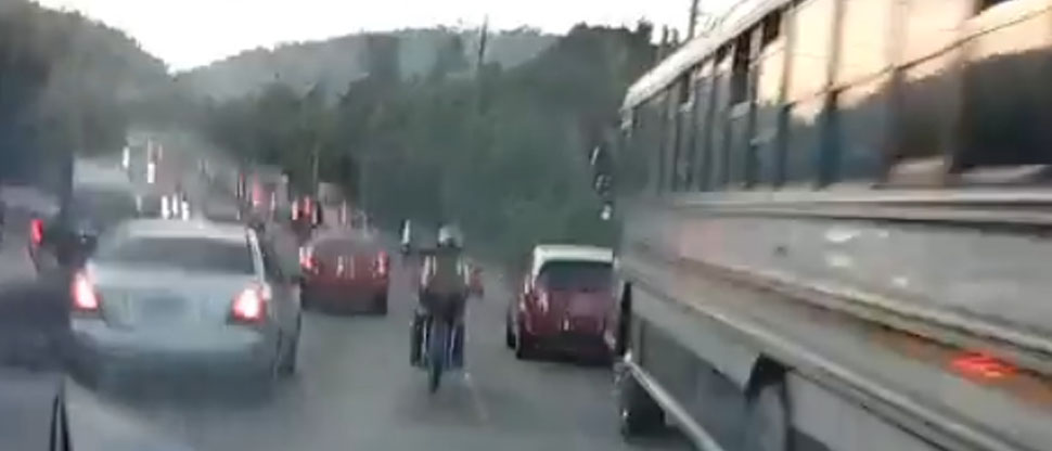 Denuncian a motociclista que no cedió el paso a ambulancia que trasladaba a otro “biker” lesionado