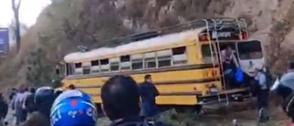 GUATEMALA: bus con pasajeros queda atrapado en un derrumbe en Villa Nueva