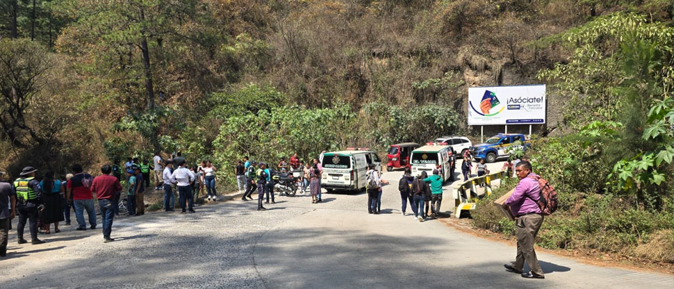 GUATEMALA: bus escolar cae al fondo de una hondonada, se reporta un fallecido