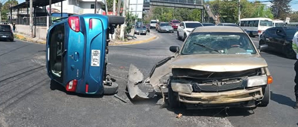 Vehículo vuelca tras fuerte choque en bulevar San Bartolo, Ilopango