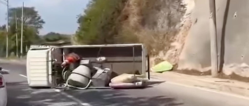 Reportan camión volcado en carretera a Comalapa