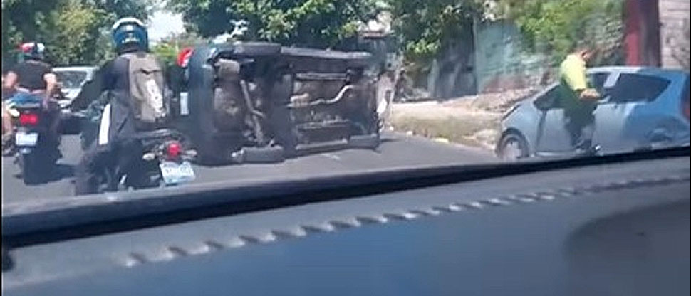 Autoridades verifican escena de vehículo volcado en calle Monserrat, San Salvador