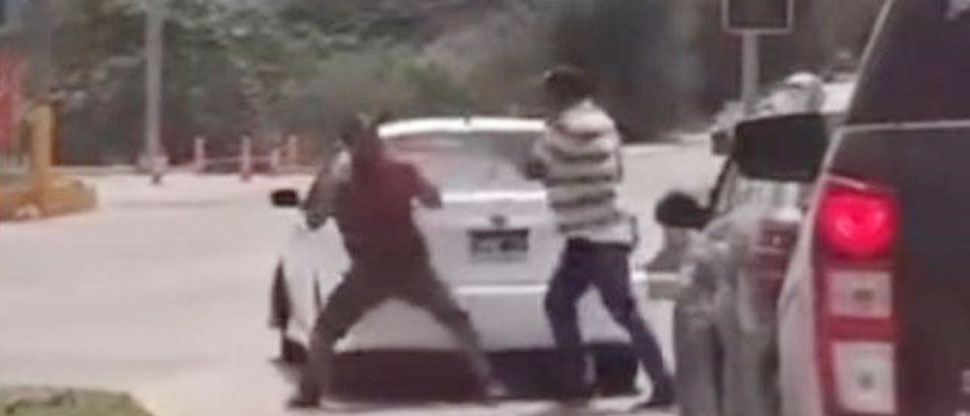 Conductores detienen el tráfico para arreglar sus problemas en plena calle