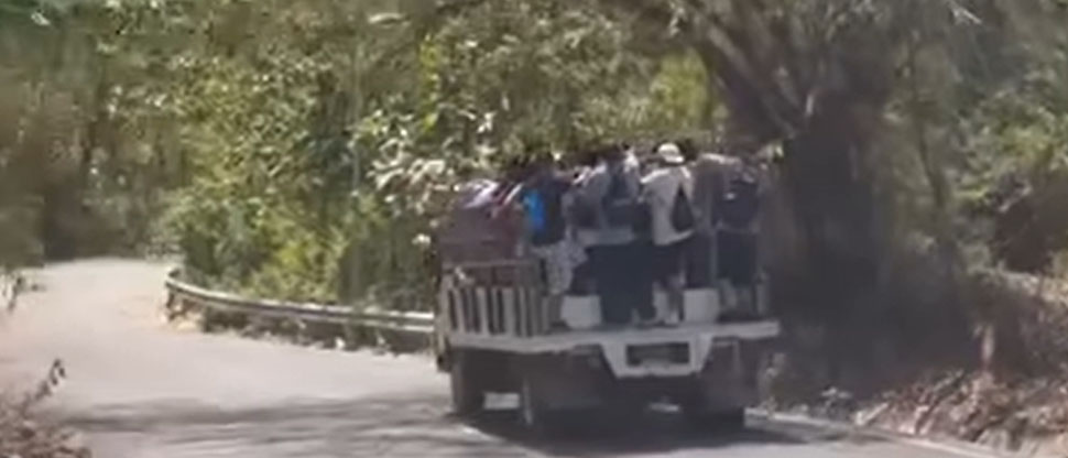 Comparten imagen del camión que transportaba futbolistas horas antes de volcar en Cinquera