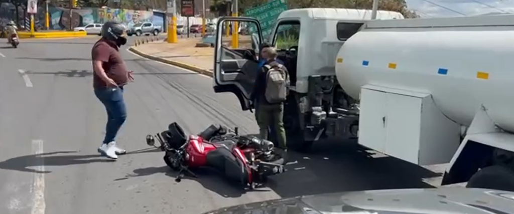 Conductores no encontraron mejor solución que agarrarse en plena carretera