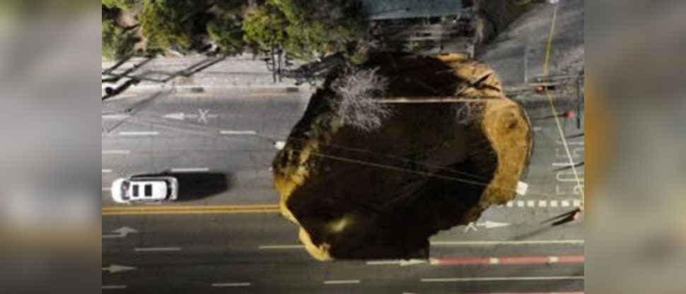 Corea del Sur: captan instante cuando motociclista fallece al ser “tragado por cárcava gigante”