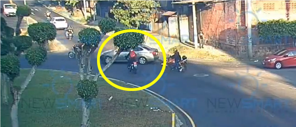 Imprudencia y la excesiva velocidad provocan choque entre moto y carro en Santa Tecla