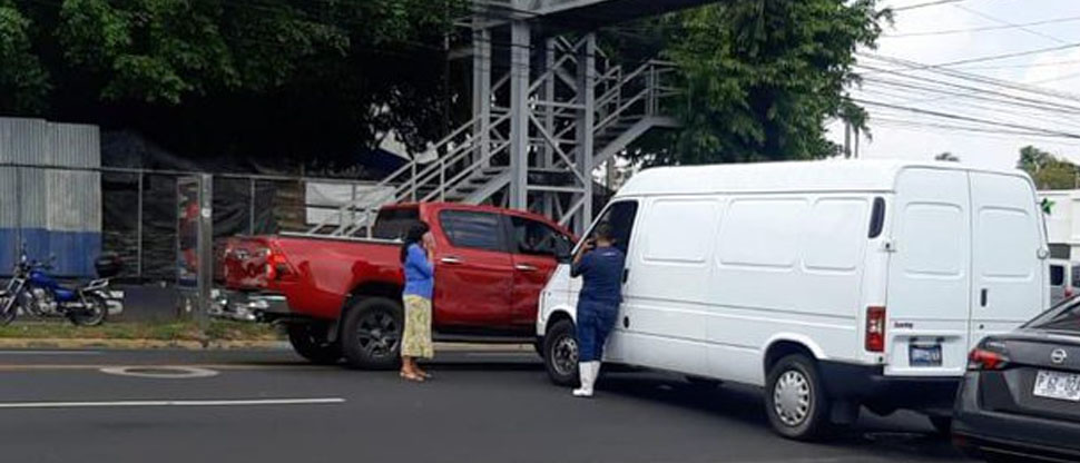 Panel provoca choque por hacer giro prohibió frente a centro comercial en Ciudad Merliot