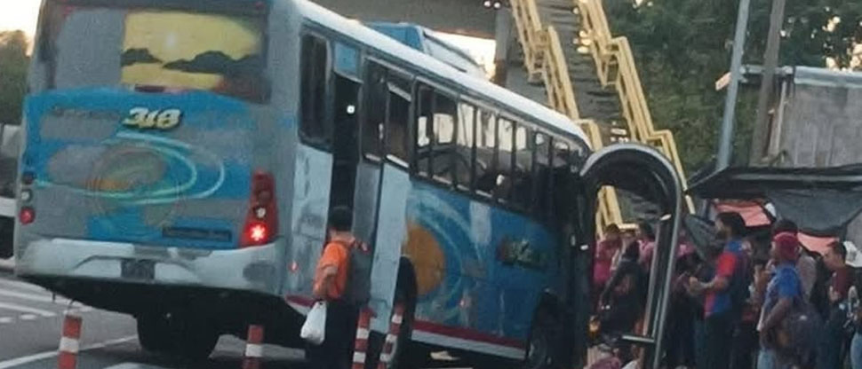 Bus de la ruta 318 choca contra parada en el desvío de Moncagua, San Miguel