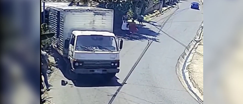 Chalatecos piden a automovilistas precaución al transitar por peligrosa curva del barrio La Sierpe