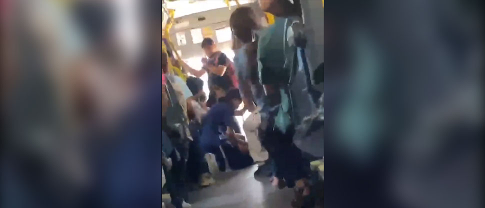 Estudiante de medicina le salva la vida a hombre que comenzó a convulsionar en el bus