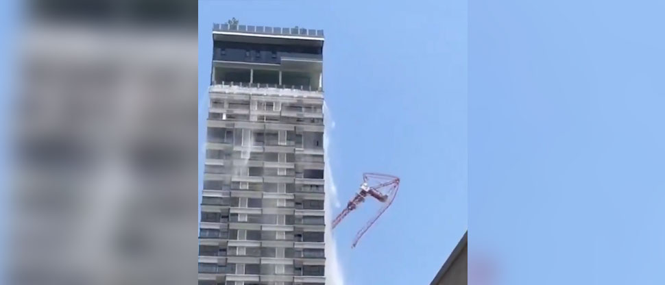 Graban instante cuando operador sale expulsado de una grúa que colapsó tras terremoto en Tailandia