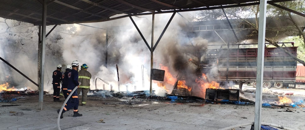 Voraz incendio reduce a cenizas camión cargado de frutas en Agua Caliente