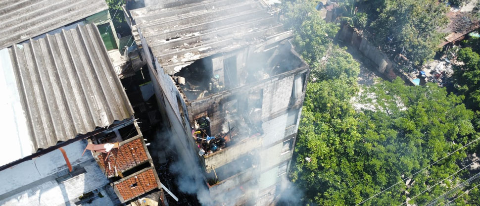 Sofocan incendio en condominios Regis, cerca de la explaza El Trovador