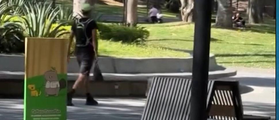 Joven se viraliza tras ser captado paseando su gallo en el parque Cuscatlán