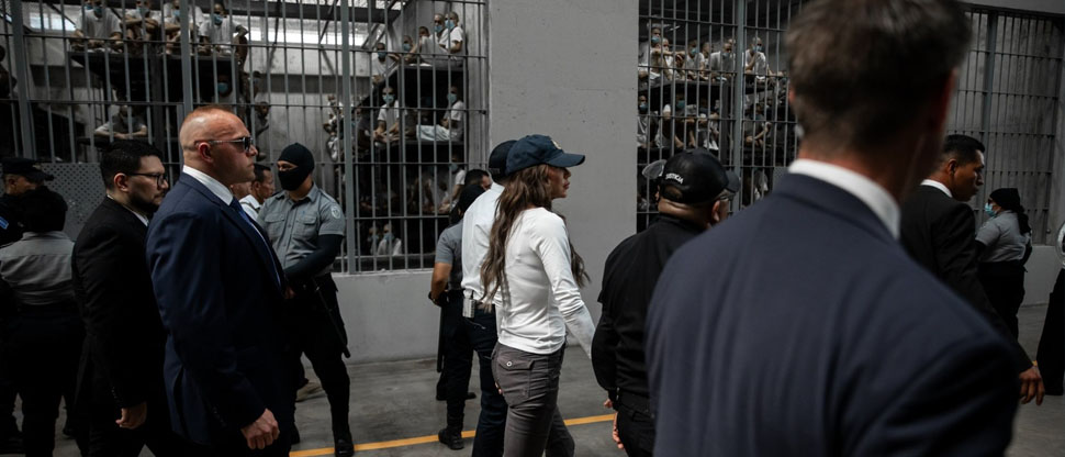 Secretaria de Seguridad de EEUU hace seria advertencia a delincuentes en su visita al CECOT