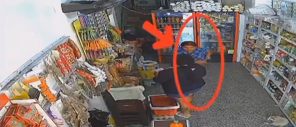 Captan momento cuando ladronas roban mercadería en tienda en San Martín