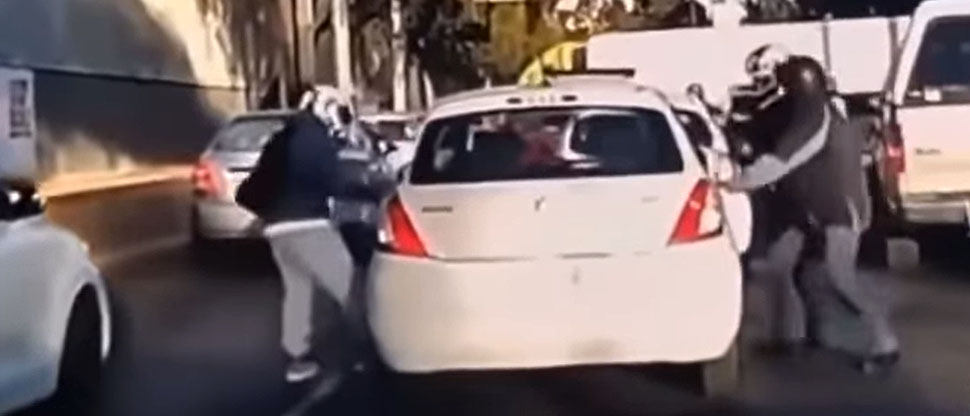 MÉXICO: ¡Asalto en 20 segundos! Una automovilista fue víctima de robo en plena luz del día