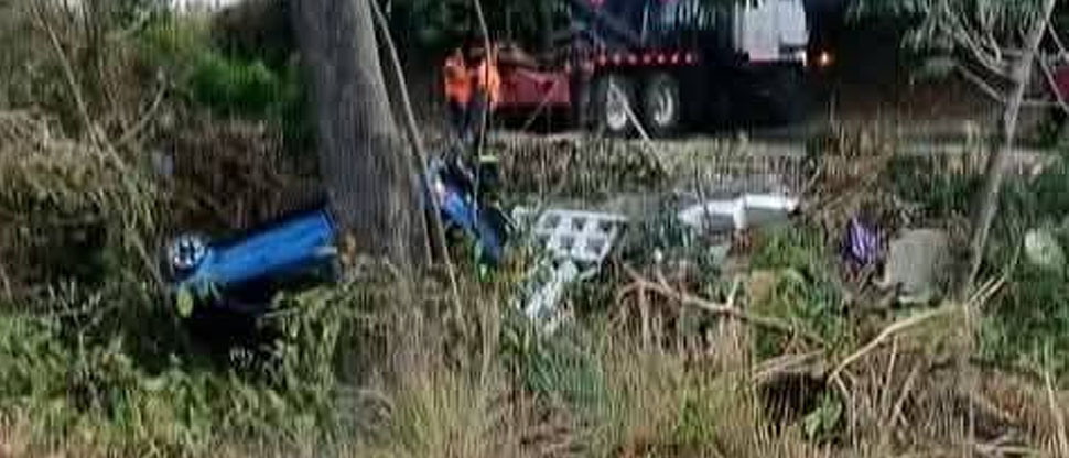 Conductor pierde el control y vehículo cae al borde de una quebrada en Morazán